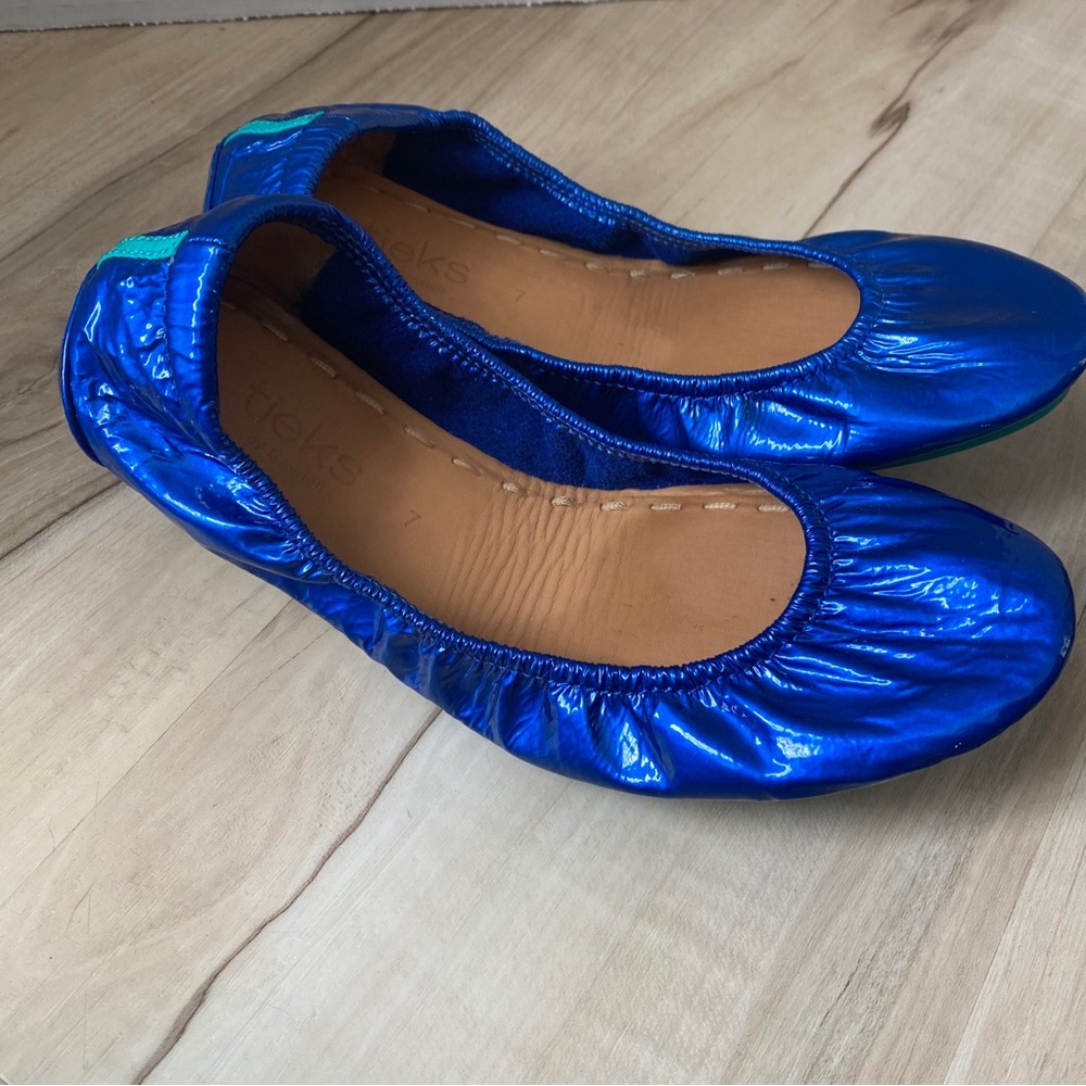✨EUC Rare beautiful sapphire blue patent leather Tieks size 7✨
